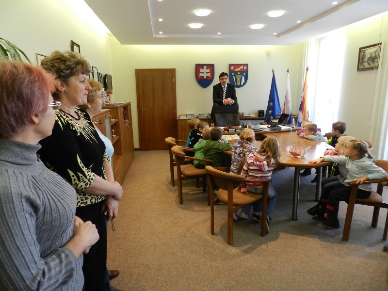 Fotogaléria Primátor mesta privítal škôlkarov z Malých Uheriec (9.11.2011) (17) Primátor mesta privítal škôlkarov z Malých Uheriec (9.11.2011)