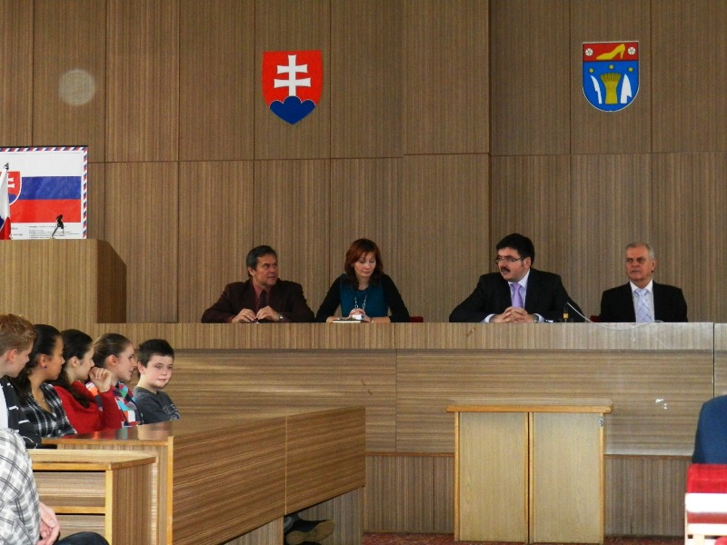 Fotogaléria Stretnutie primátora so zástupcami mestskej školskej žiackej rady (18.11.2011) (6) Stretnutie primátora so zástupcami mestskej školskej žiackej rady (18.11.2011)