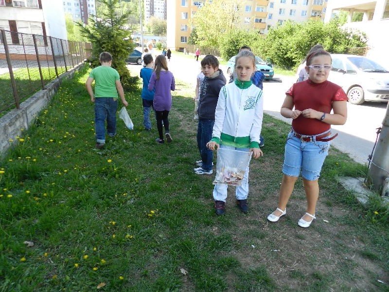 Fotogaléria Spoločne za krajšie mesto - jarné upratovanie okolia škôl (27.4.2012) (19) Spoločne za krajšie mesto - jarné upratovanie okolia škôl (27.4.2012)