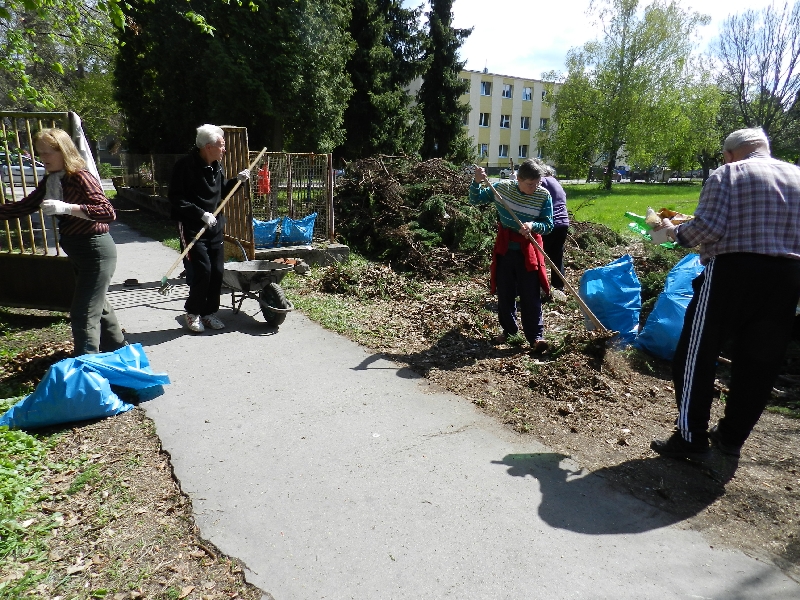 Fotogaléria Spoločne za krajšie mesto - brigáda členov Mestskej organizácie JDS v Partizánskom (23.4.2012) (11) Spoločne za krajšie mesto - brigáda členov Mestskej organizácie JDS v Partizánskom (23.4.2012)