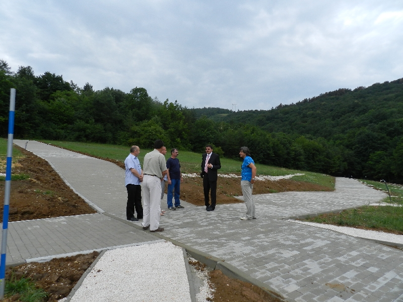 Fotogaléria Odovzdanie stavieb - I. etapa rozšírenia cintorína na Šípku a zastavovací pruh na Malinovského ul. (22.6.2012) (10) Odovzdanie stavieb - I. etapa rozšírenia cintorína na Šípku a zastavovací pruh na Malinovského ul. (22.6.2012)