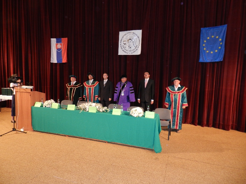 Fotogaléria Imatrikulácia poslucháčov detskej univerzity a promócie absolventov externého bakalárskeho štúdia Ústavu sv. Cyrila a Metoda v Partizánskom (9.7.2012) (23) Imatrikulácia poslucháčov detskej univerzity a promócie absolventov externého bakalárskeho štúdia Ústavu sv. Cyrila a Metoda v Partizánskom (9.7.2012)