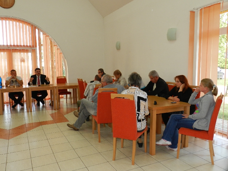 Fotogaléria Septembrové verejné stretnutie primátora s obyvateľmi Malých Bielic (17.9.2012) (7) Septembrové verejné stretnutie primátora s obyvateľmi Malých Bielic (17.9.2012)