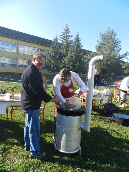 Fotogaléria Tretie Majstrovstvá okresu Partizánske vo varení gulášu o Zlatú varešku Jozefa Božika (6.10.2012) (56) Tretie Majstrovstvá okresu Partizánske vo varení gulášu o Zlatú varešku Jozefa Božika (6.10.2012)