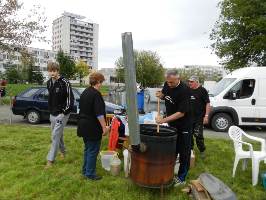Fotogaléria Piate Majstrovstvá okresu Partizánske vo varení gulášu o Zlatú varešku Jozefa Božika (4.10.2014) (54) Piate Majstrovstvá okresu Partizánske vo varení gulášu o Zlatú varešku Jozefa Božika (4.10.2014)