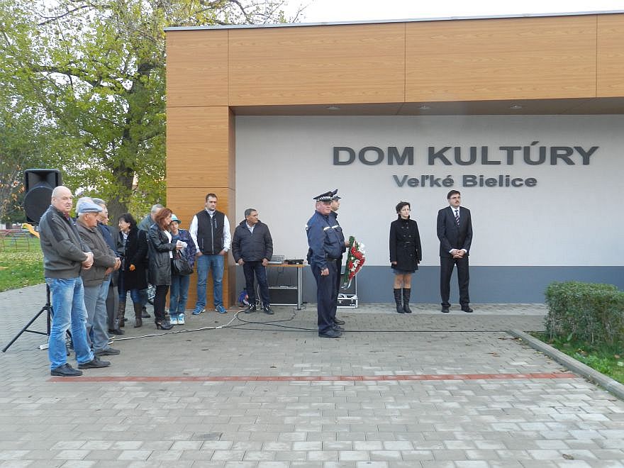Fotogaléria Spomienková slávnosť k 97. výročiu ukončenia 1. svetovej vojny vo Veľkých Bieliciach (11.11.2015) (15) Spomienková slávnosť k 97. výročiu ukončenia 1. svetovej vojny vo Veľkých Bieliciach (11.11.2015)