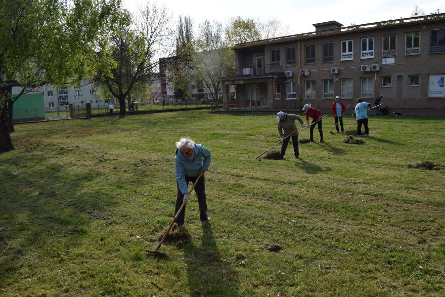Fotogaléria Celomestská brigáda Dve hodiny pre čistejšie Partizánske (21.4.2017) (26) Celomestská brigáda Dve hodiny pre čistejšie Partizánske (21.4.2017)