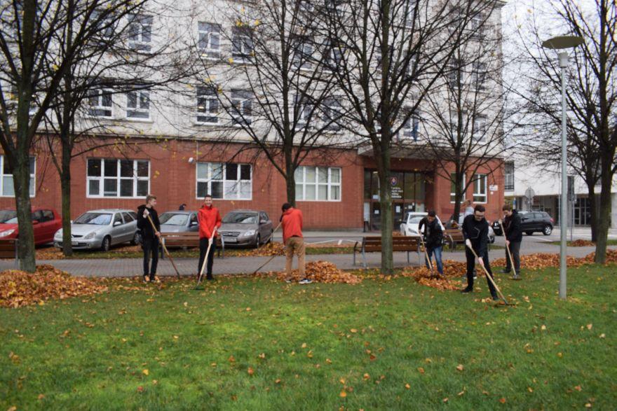 Fotogaléria Celomestská brigáda Dve hodiny pre krajšie Partizánske (26.10.2017) (20) Celomestská brigáda Dve hodiny pre krajšie Partizánske (26.10.2017)